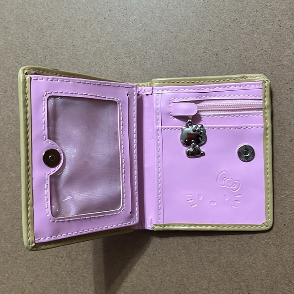 Hello Kitty Bifold Wallet - Picture 4 of 7